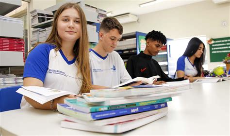 No Dia Nacional do Livro Didático Secretaria da Educação destaca