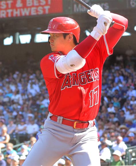 「3番・dh」大谷翔平、1打席目は今季3度目打撃妨害 頭部付近へのボールでヒヤリ、大ブーイングも スポーツ報知