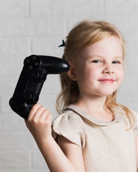 Fille Souriante Regardant La Caméra Et Tenant La Manette De Jeu Photo