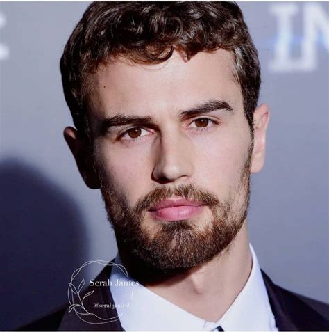 Pin De Mary Hess En Theo James Personajes Divergente