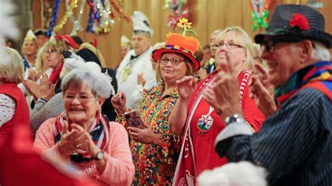 Karneval in Duisburg Rheinhausen Kappenball sorgt für Jubelstürme