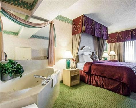 30 Hotels with Hot Tub in Room in Branson, MO