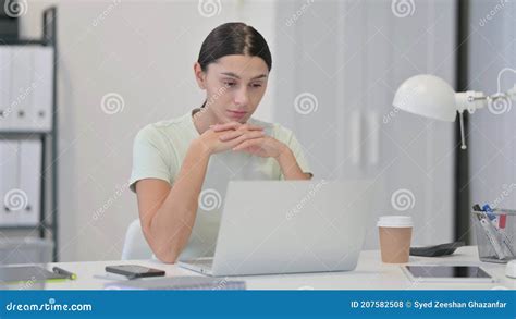 Pensativa Joven Latina Pensando En El Trabajo Foto De Archivo Imagen De Funcionamiento Latino