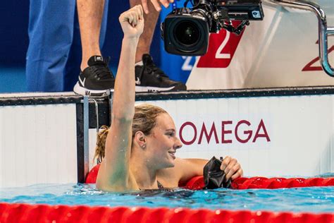 Summer Mcintosh Breaks 400 Freestyle World Record By Over A Second To