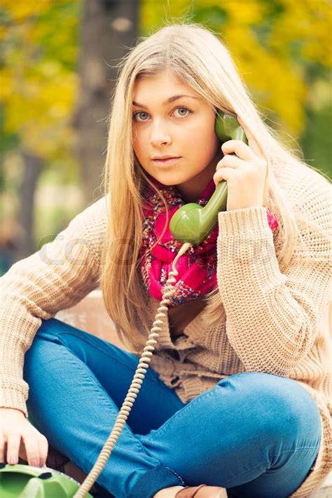 Junge Blonde Frau Ruft Stock Bild Colourbox