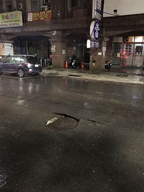 高市路面遭雨彈炸裂 人孔蓋凹陷5公分 生活 中時