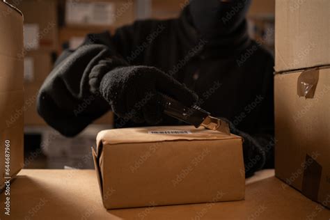 Stealing Parcels And Damaging The Packaging Of Goods In The Warehouse