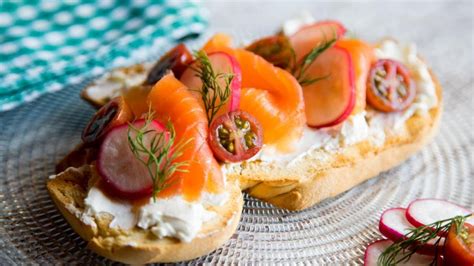 Tostadas Con Salm N Y Queso Un Deliciosa Receta En Minutos