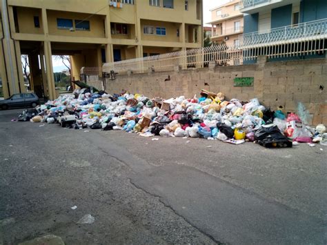 Reggio Emergenza Rifiuti Segnalazione Di Degrado A Sbarre Foto