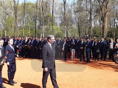 Vučić položio venac na grobno polje Topole u Donjoj Gradini