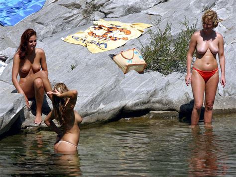 Teenie Nudisten machen sich nackt und heizen einen öffentlichen Strand auf Porno Bilder Sex