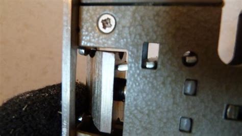 Как перевернуть язычок замка.