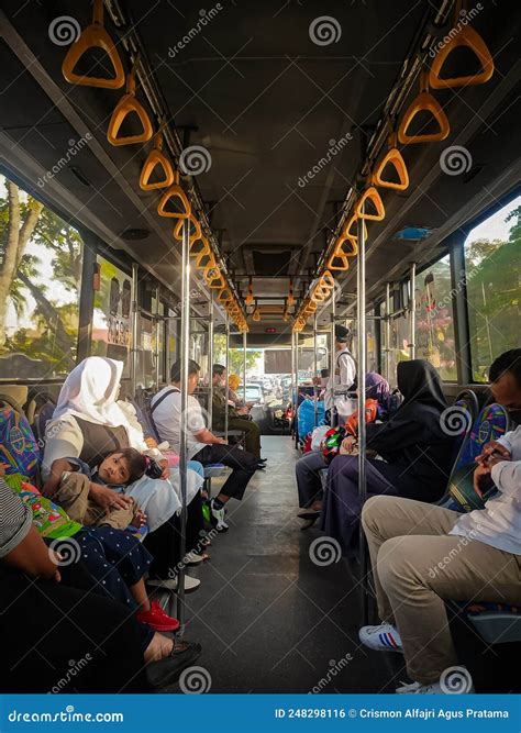 Urban Commuters, Tourist And Shoppers In Daily Rush Outside The Famous