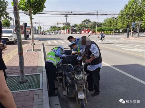 【一线微观】老人意外迷路 执勤交警及时帮助澎湃号·政务澎湃新闻 The Paper