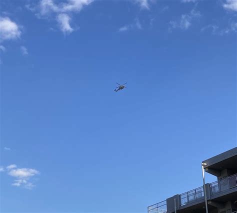 今ワンちゃんの散歩に行ってきた。 上空を低空飛行でヘリコプターが旋回しながら飛んでいる。 軍用機。あんなに低空で何しているの？ しかも音が静かでビックリ。 私が数えただけでも6回ぐらい同じ場所