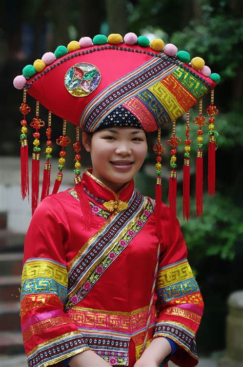 Zhuang Costume We Are The World, People Around The World, Folk Costume, Costumes, Moda China ...