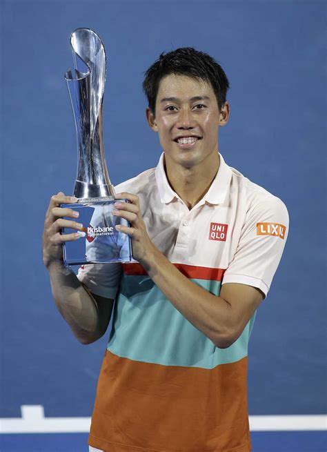 ブリスベン国際の男子シングルスで優勝し、トロフィーを掲げる錦織圭（ap） ― スポニチ Sponichi Annex スポーツ