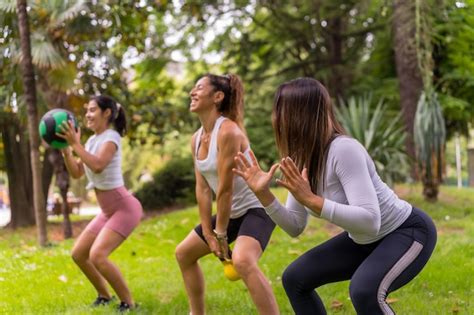 Niña latina haciendo deportes en un parque verde estilo de vida una maestra de vida saludable