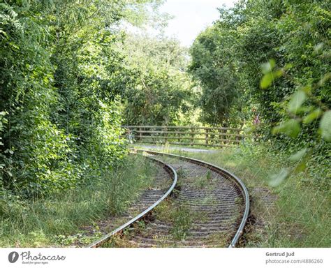 Bahngleis führt durch grüne Landschaft ein lizenzfreies Stock Foto