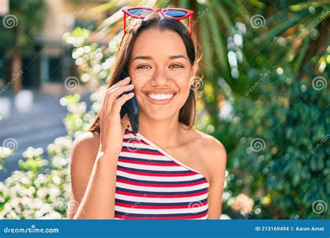 Joven Latina Sonriendo Feliz Hablando Por El Smartphone En La Ciudad