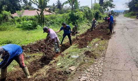 Jumat Bersih Warga Desa Serumbung Gelar Gotong Royong