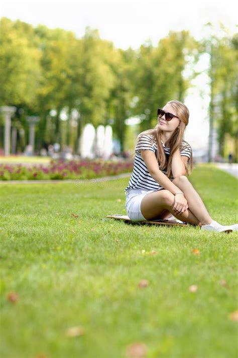 Fille Blonde Caucasienne Positive D Adolescent Posant Sur Longboard Photo Stock Image Du For T