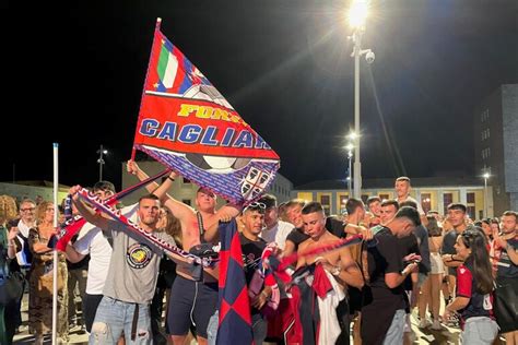 Il Cagliari In A Tifosi In Festa Alle 3 In Aeroporto Notizie Ansa It