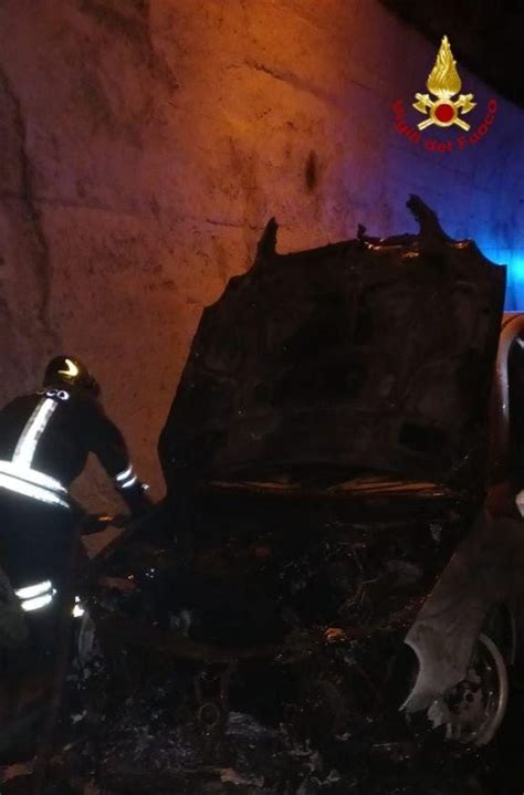 Sant Alessio Siculo Auto In Fiamme Nella Galleria Dell Autostrada