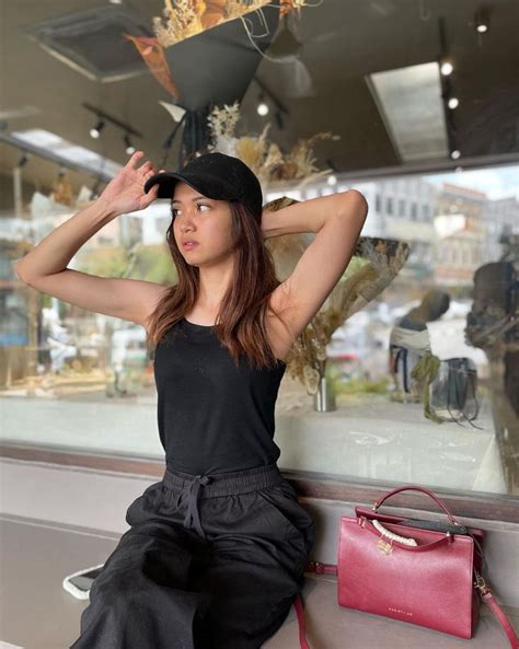 5 Hot Sexy Yuna Rahim Bikini Pics