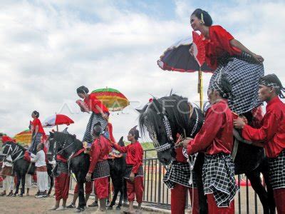 PEMBUKAAN POLEWALI MANDAR INTERNATIONAL FESTIVAL ANTARA Foto