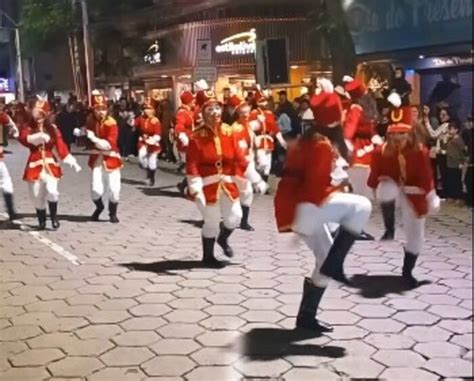 Desfile De Natal Encanta Friburguenses Em Sua Primeira Exibi O