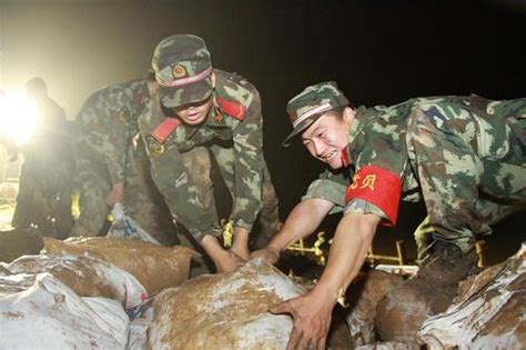 浦阳江水位再次上涨 武警官兵昼夜抢险固堤