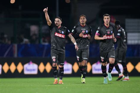 Football Coupe De France Valenciennes Limine Rouen Et File En Demi