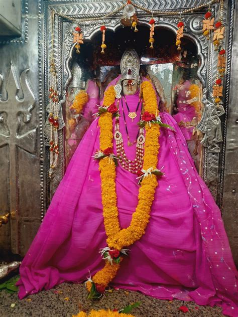 Onkar Mahadevs Marigold Adorned With Rose Flowers Offered Gulal Do