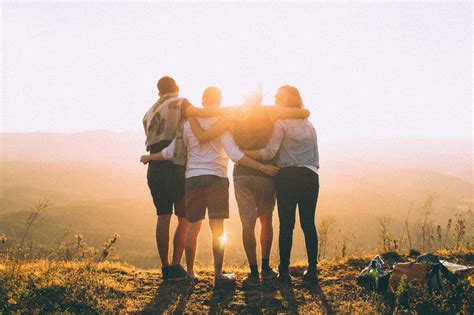 Imagen De Amigos Abrazar Monta A Gente Hombre Mujer Feliz