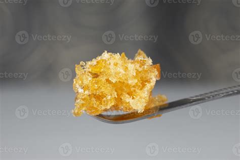 Cristales Dorados De Cera De Cannabis En Palo De Dab Desmoronamiento