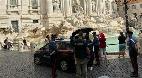 Roma Blitz Del Carabinieri In Centro Salta Fila E Abusivi Multati