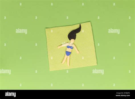 Mädchen im garten im bikini Fotos und Bildmaterial in hoher Auflösung Alamy