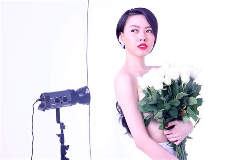 Hậu trường buổi chụp ảnh bán nude táo bạo của Vũ Hoàng Điệp Thời trang Sao ZNEWS VN