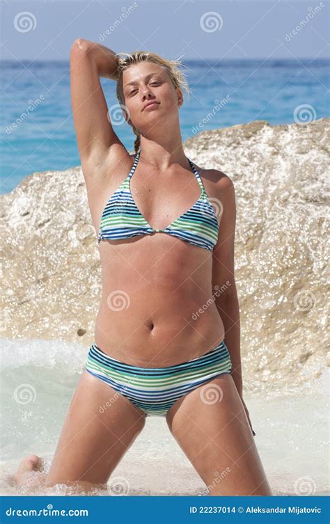 Belle Fille Blonde Sexy Dans Le Bikini Bleu Photo Stock Image Du