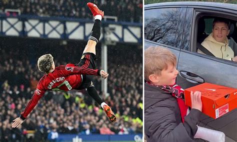 Alejandro Garnacho makes young Man United fan cry with touching gesture ...