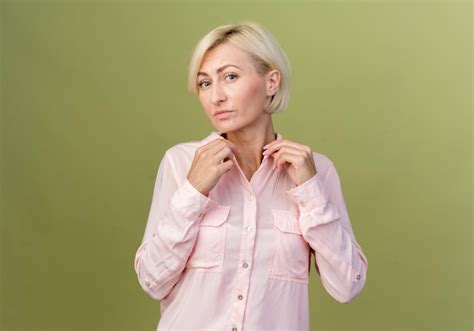 Junge blonde slawische frau kragen hält Kostenlose Foto