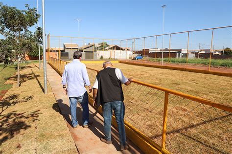 Prefeitura finaliza construção de campo de futebol society no Jardim