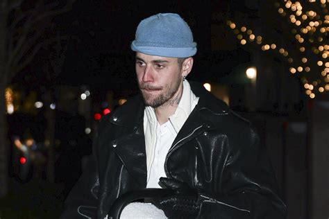 Justin Biebers Team Vehemently Denies Singer Is in Distress