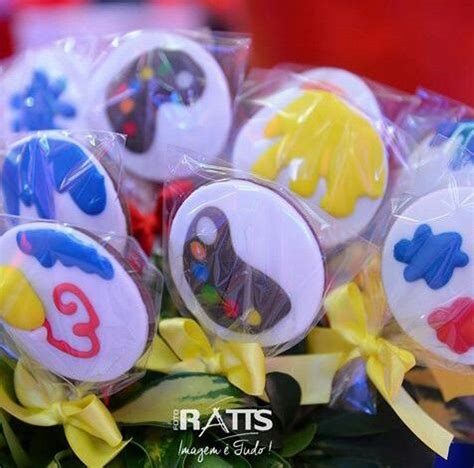 There Are Many Decorated Cookies In The Bouquet