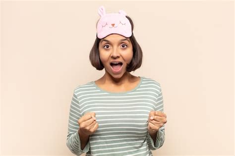 Mujer Latina Joven Que Se Siente Sorprendida Emocionada Y Feliz