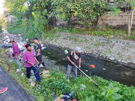 Jumat Bersih Desa Dangin Puri Klod Bangun Kesadaran Kebersihan