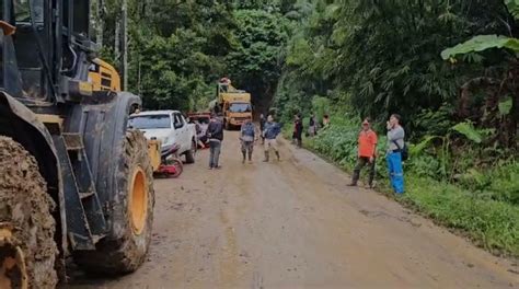 Jalan Lintas Curup Lubuklinggau Tertimbun Longsor Kendaraan Sudah Bisa