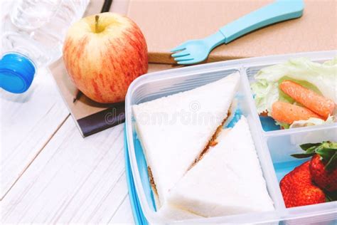 Caja De Almuerzo Con Verduras Y Rebanada De Pan Para Un Almuerzo