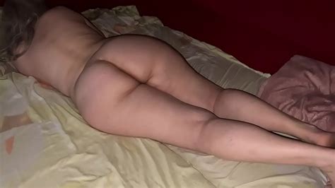 Una MILF grande me permitió meterle la mano en el culo y el coño y follarla en anal XNXX